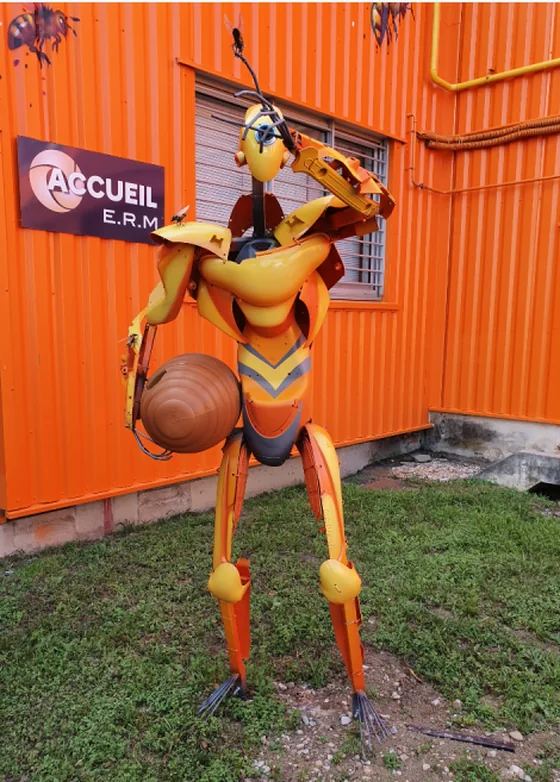 La sculpture robot abeille devant les locaux d'ERM