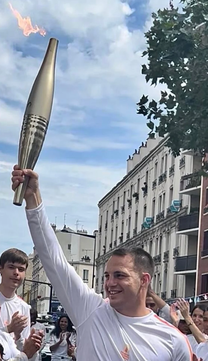 Pierre-Mickaël Hugues, porteur de la flamme olympique